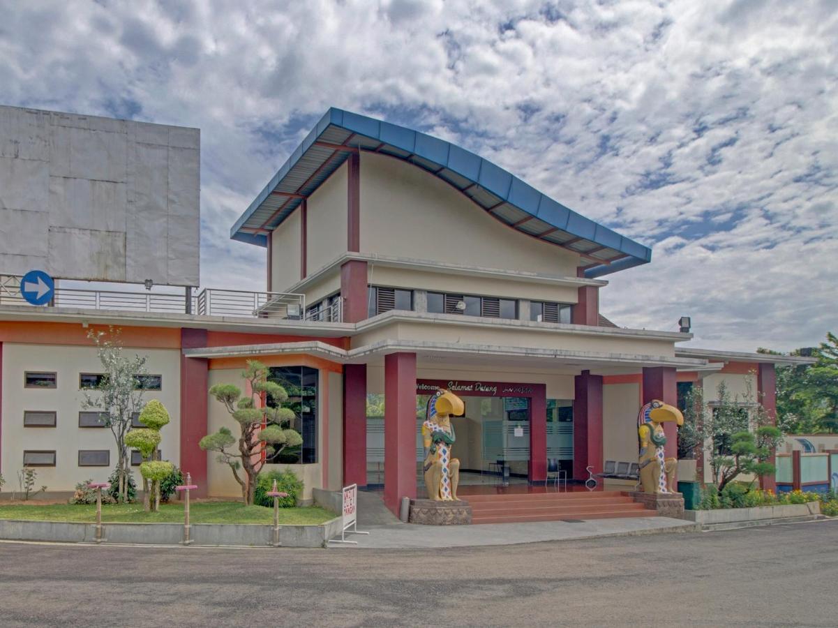OYO 89997 Hotel Bumi Kedaton Waterpark Bandar Lampung Bagian luar foto