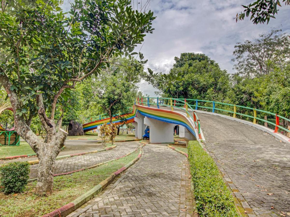 OYO 89997 Hotel Bumi Kedaton Waterpark Bandar Lampung Bagian luar foto