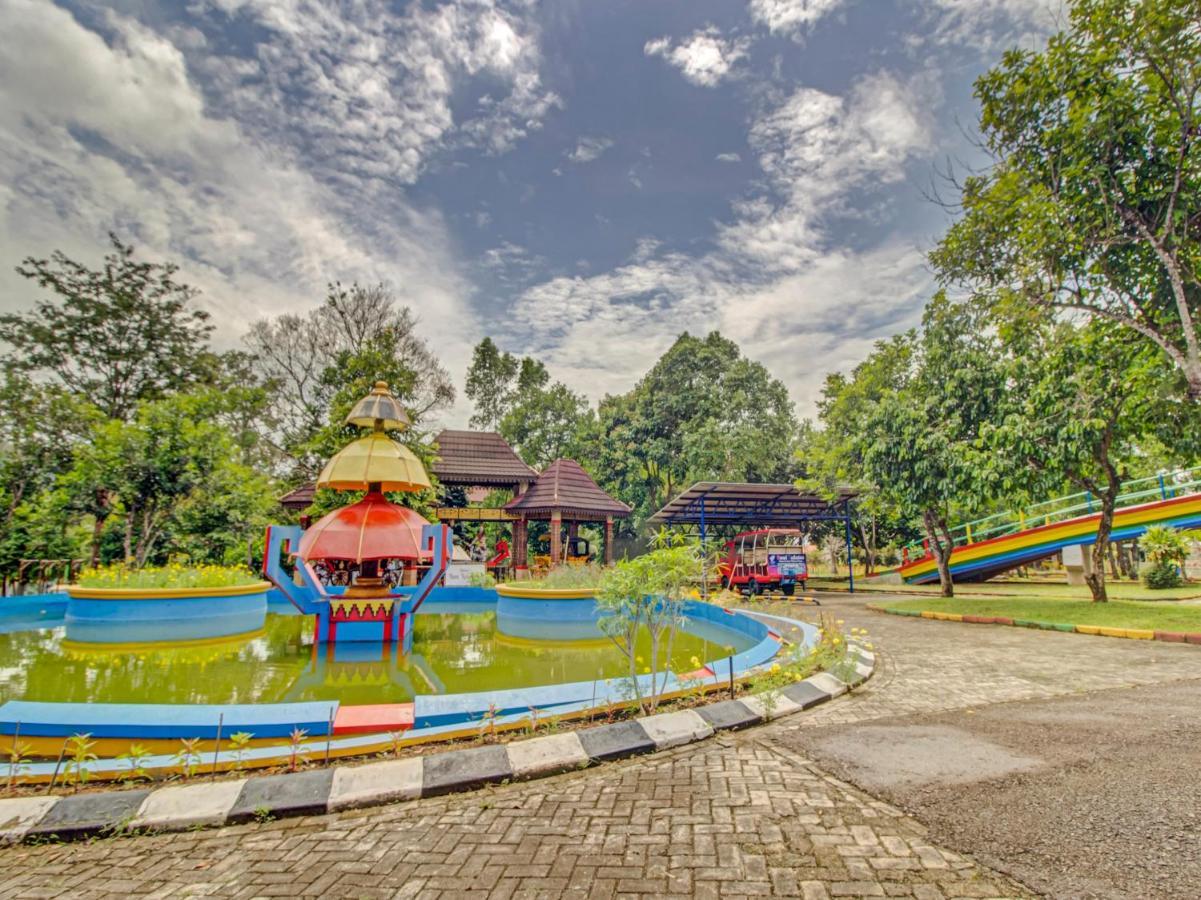 OYO 89997 Hotel Bumi Kedaton Waterpark Bandar Lampung Bagian luar foto